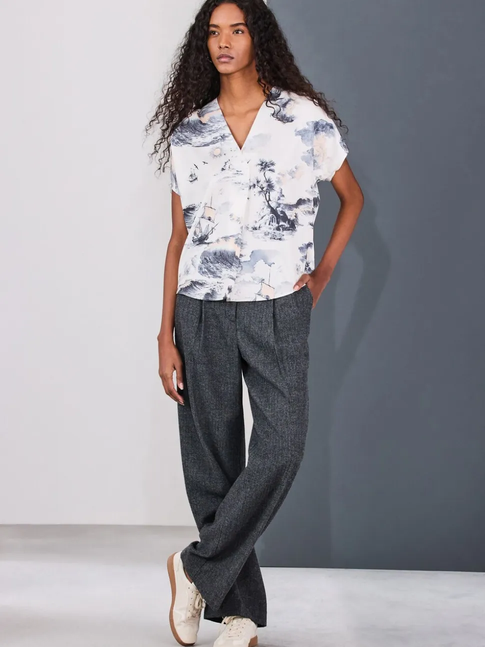 Abstract Boat Print - Blouse met V-hals en korte mouwen