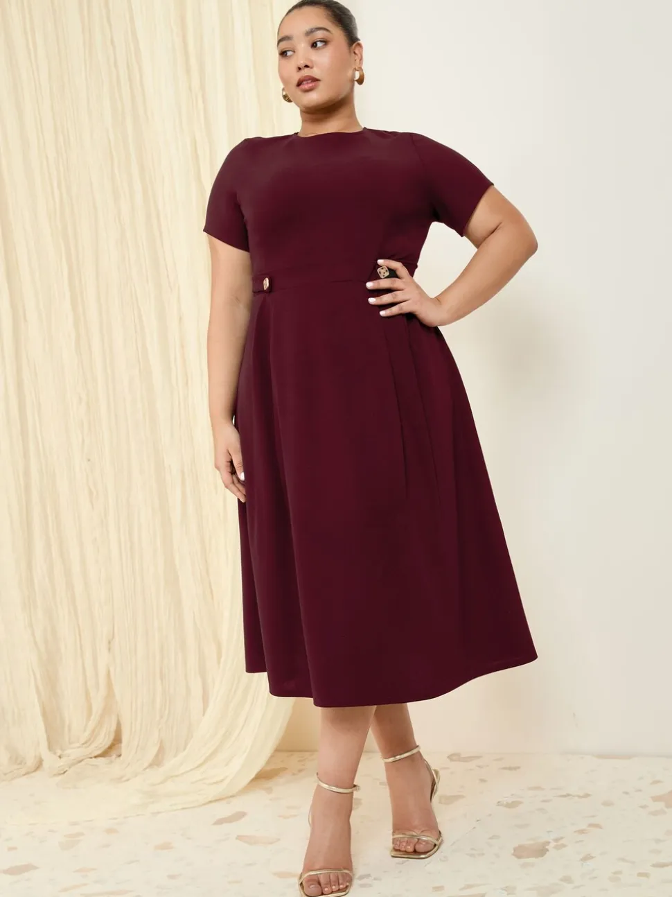 Bessenrood - Friends Like These Getailleerde midi-jurk met tabdetail en korte mouwen