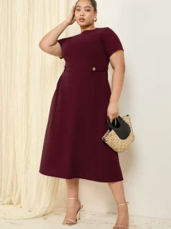 Bessenrood - Friends Like These Getailleerde midi-jurk met tabdetail en korte mouwen