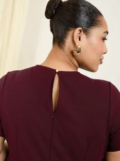 Bessenrood - Friends Like These Getailleerde midi-jurk met tabdetail en korte mouwen