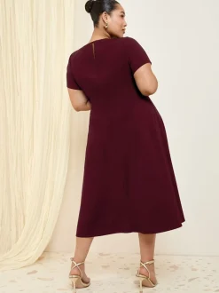 Bessenrood - Friends Like These Getailleerde midi-jurk met tabdetail en korte mouwen