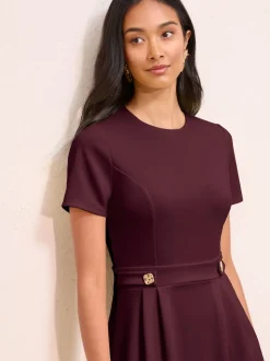 Bessenrood - Friends Like These Getailleerde midi-jurk met tabdetail en korte mouwen