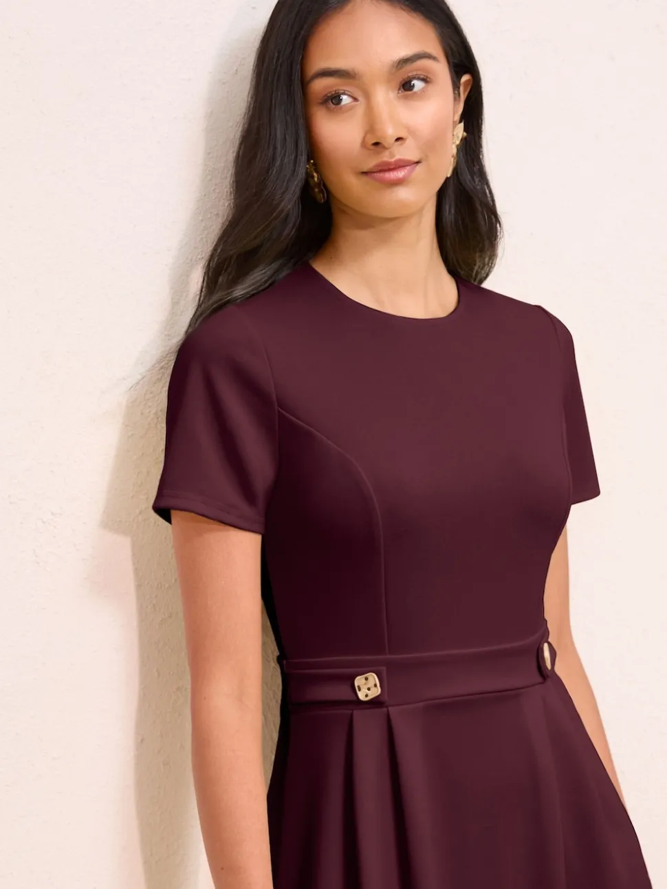 Bessenrood - Friends Like These Getailleerde midi-jurk met tabdetail en korte mouwen