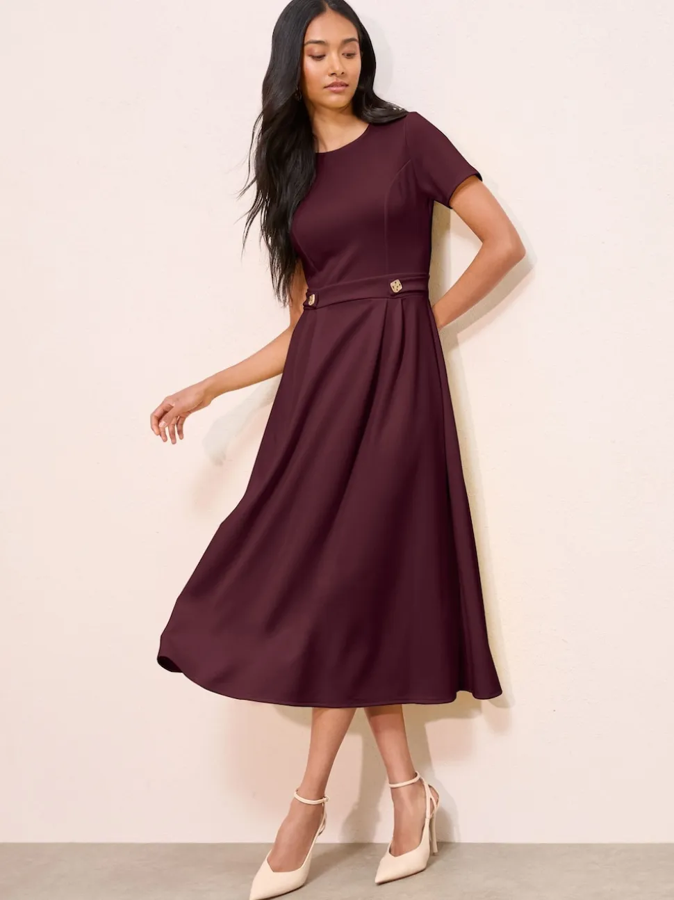 Bessenrood - Friends Like These Getailleerde midi-jurk met tabdetail en korte mouwen