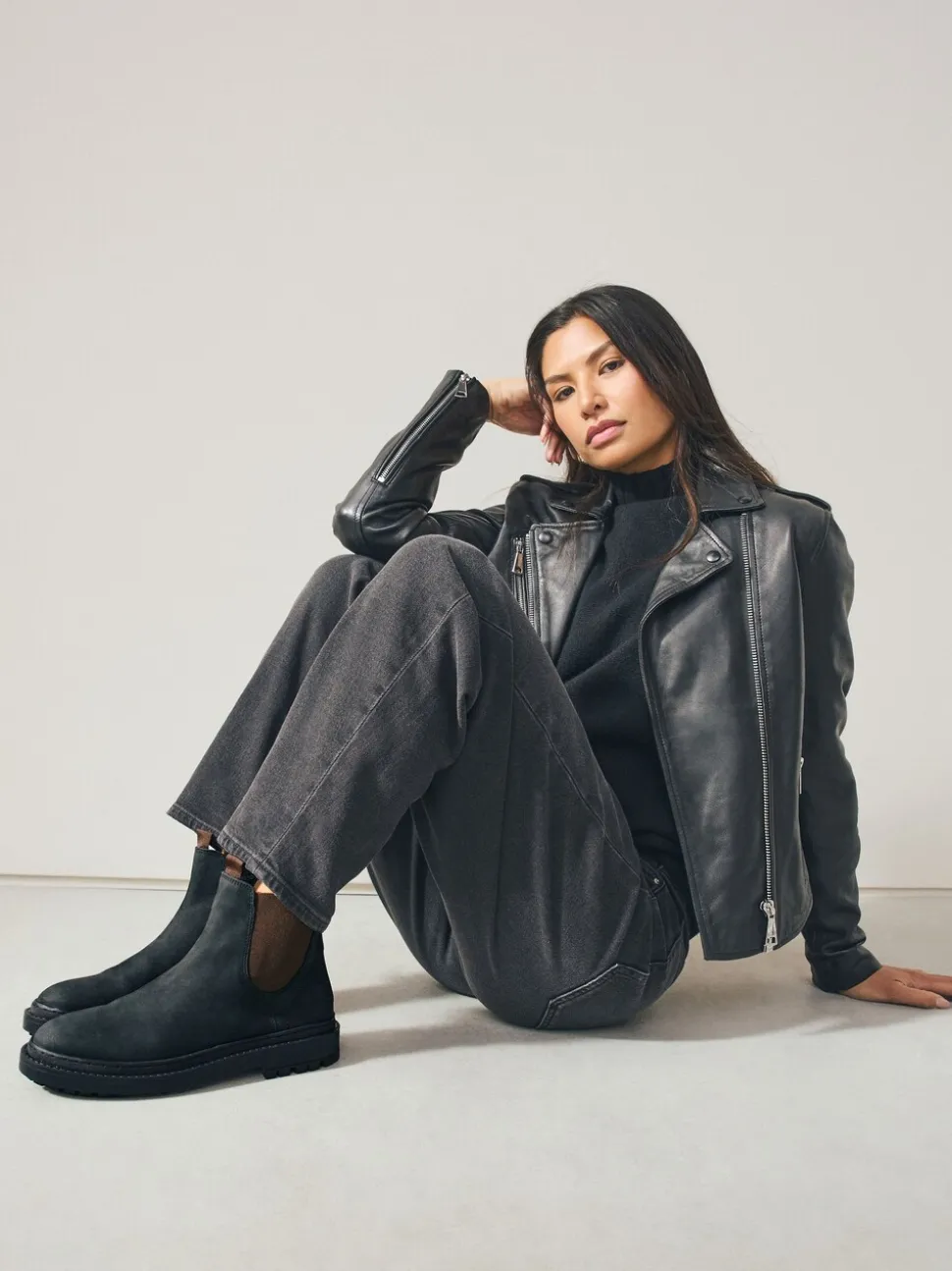 Black Oiled Leather - Forever Comfort® Round Toe Chelsea Boots