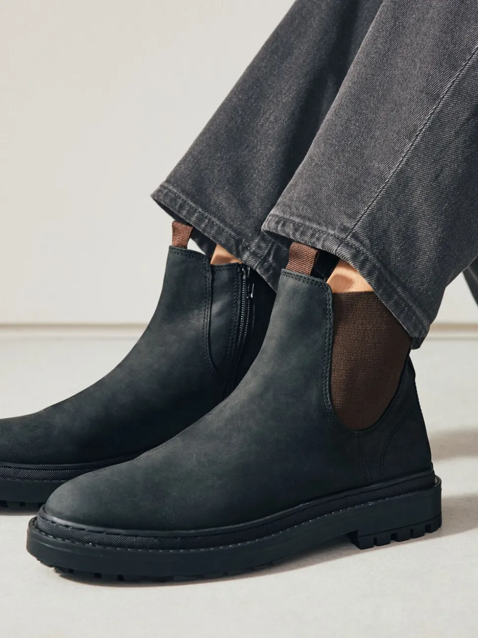 Black Oiled Leather - Forever Comfort® Round Toe Chelsea Boots