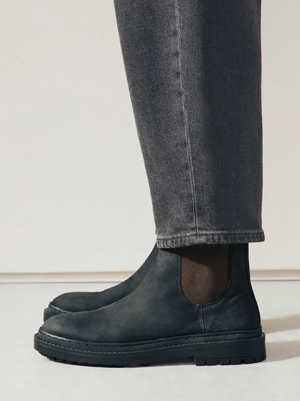 Black Oiled Leather - Forever Comfort® Round Toe Chelsea Boots