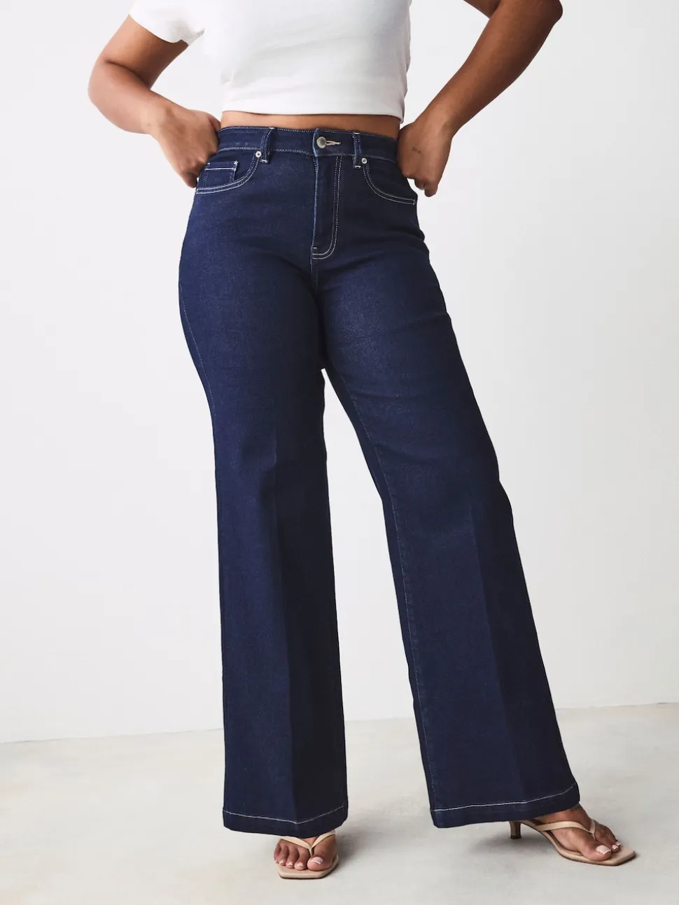 Blauw met wassing - Jeans met zandloperpasvorm en wijde pijpen