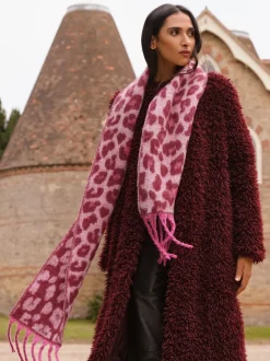 Bordeauxrode luipaard Print - Love & Roses - Geborstelde sjaal