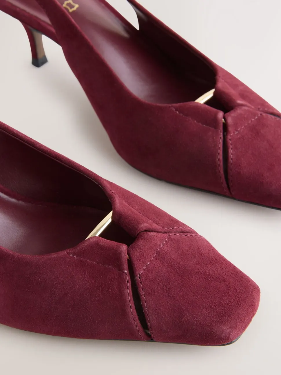 Bordeauxrood - Leren slingbackhakken met uitsnijdingen en hardwaredetails