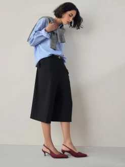 Bordeauxrood - Leren slingbackhakken met uitsnijdingen en hardwaredetails