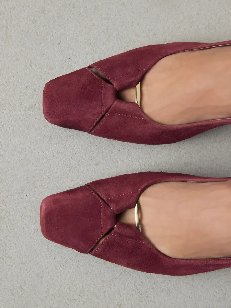 Bordeauxrood - Leren slingbackhakken met uitsnijdingen en hardwaredetails