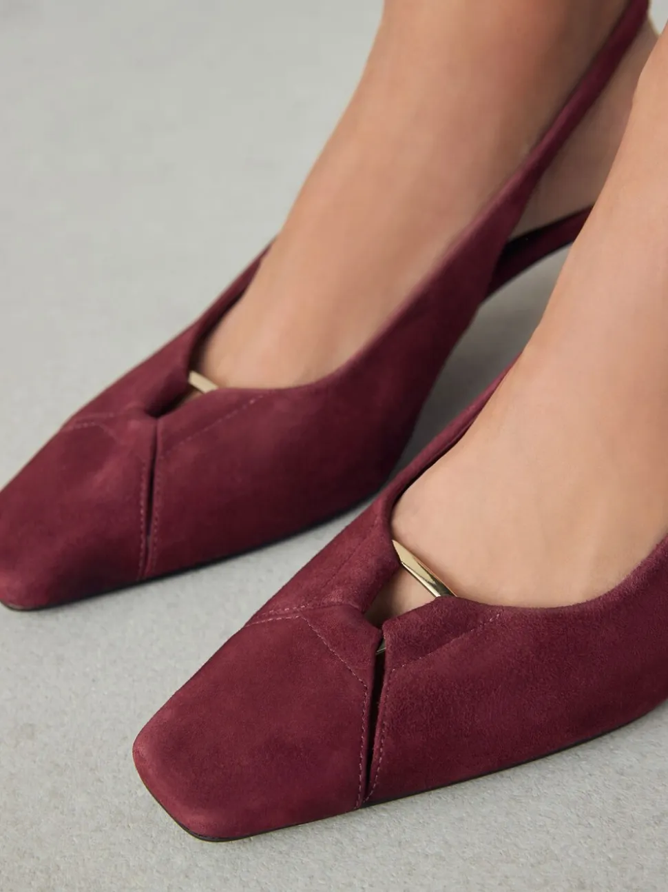 Bordeauxrood - Leren slingbackhakken met uitsnijdingen en hardwaredetails