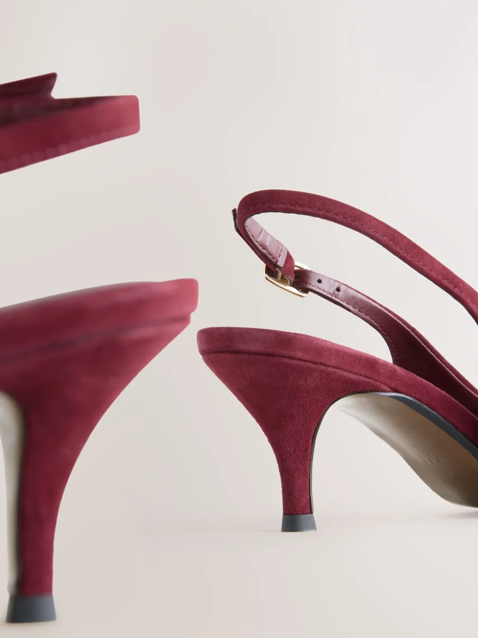 Bordeauxrood - Leren slingbackhakken met uitsnijdingen en hardwaredetails