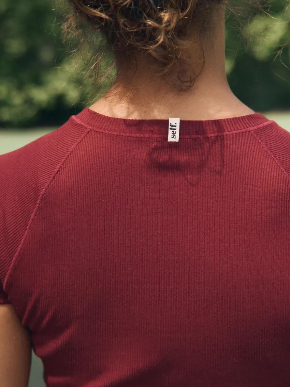 Bordeauxrood - self. Aansluitend geribbeld T-shirt