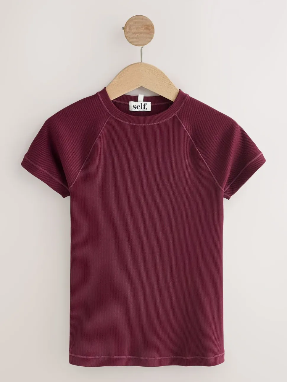 Bordeauxrood - self. Aansluitend geribbeld T-shirt