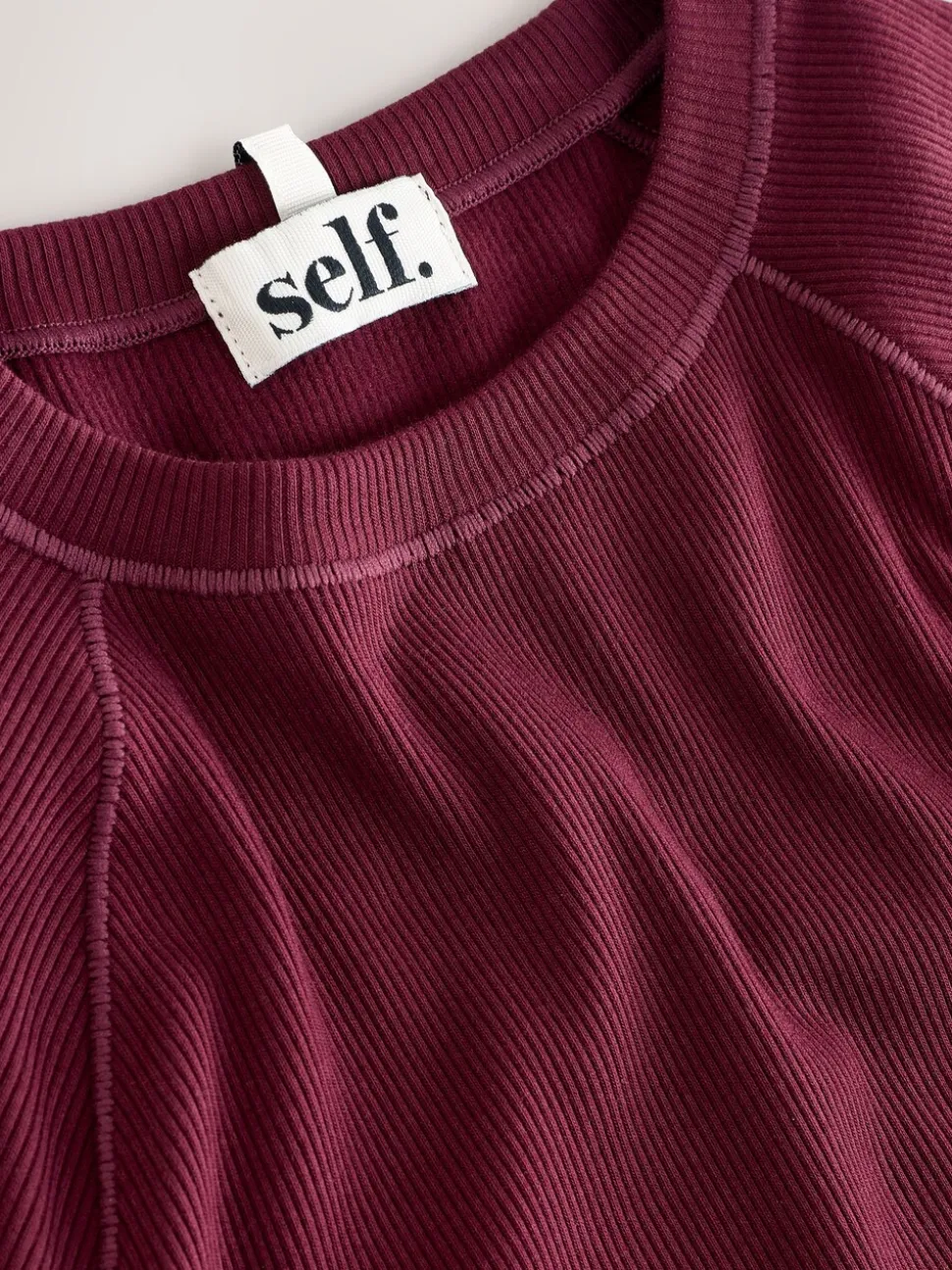 Bordeauxrood - self. Aansluitend geribbeld T-shirt