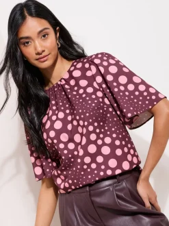 Bordeauxrood gestipt  - Friends Like These Short Sleeve Tie Back Blouse