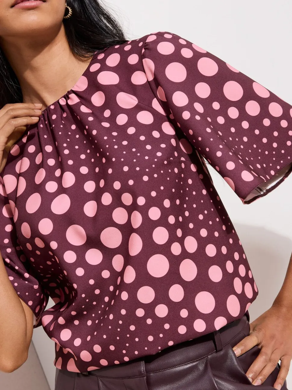 Bordeauxrood gestipt - Friends Like These Short Sleeve Tie Back Blouse