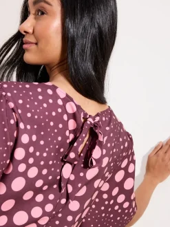 Bordeauxrood gestipt - Friends Like These Short Sleeve Tie Back Blouse