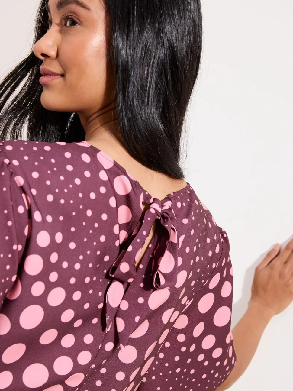 Bordeauxrood gestipt - Friends Like These Short Sleeve Tie Back Blouse