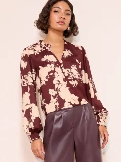 Bordeauxrood met bloemenprint - Friends Like These blouse met V-hals, knopen en lange mouwen