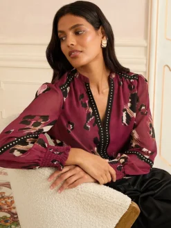 Bordeauxrood met dierenprint - Love & Roses Print blouse met inkeping bij de hals en hardware