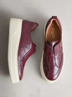 Bordeauxrood met krokodilleneffect - Signature leren sneakers met dikke plateauzolen en sleehak