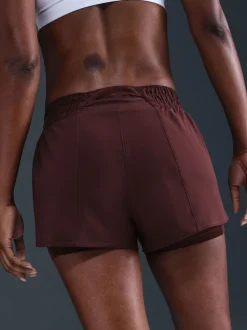 Bourgondië crush - Nike Dri-FIT One 3 Inch 2-In-1 shorts met halfhoge taille