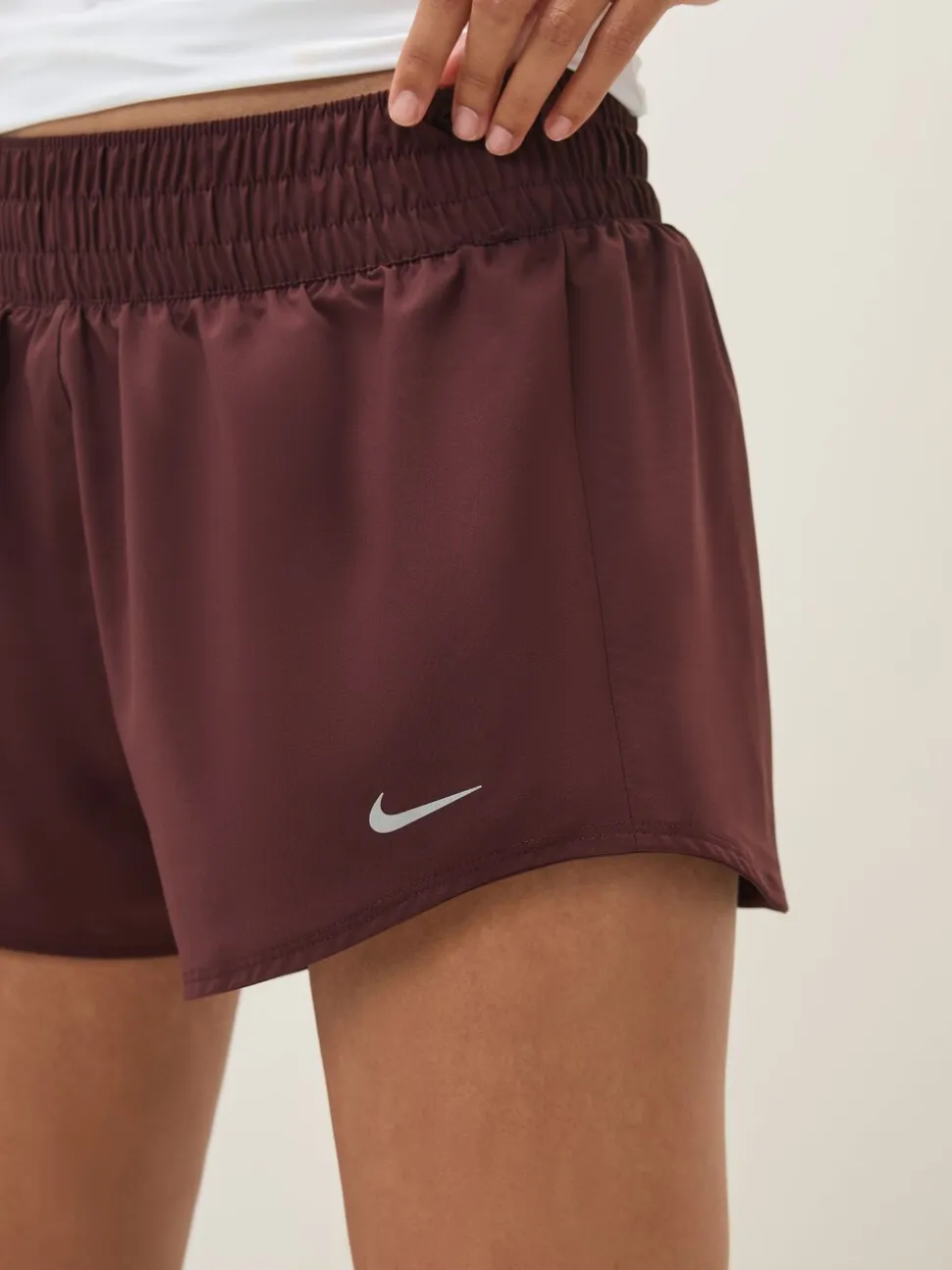 Bourgondië crush - Nike One Dri-FIT 3 inch short met halfhoge taille en geïntegreerde slip