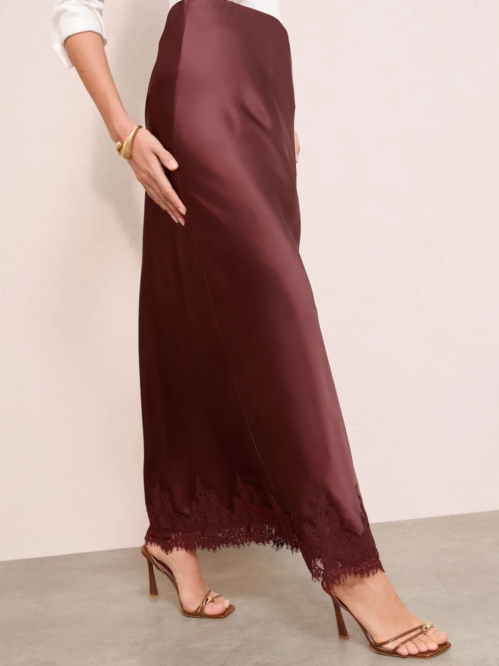 Bruin - Friends Like These X Lucy Mecklenburgh Satijnen Maxi Rok met Kantafwerking