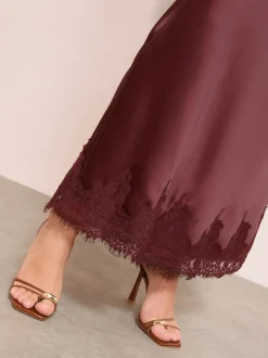 Bruin - Friends Like These X Lucy Mecklenburgh Satijnen Maxi Rok met Kantafwerking