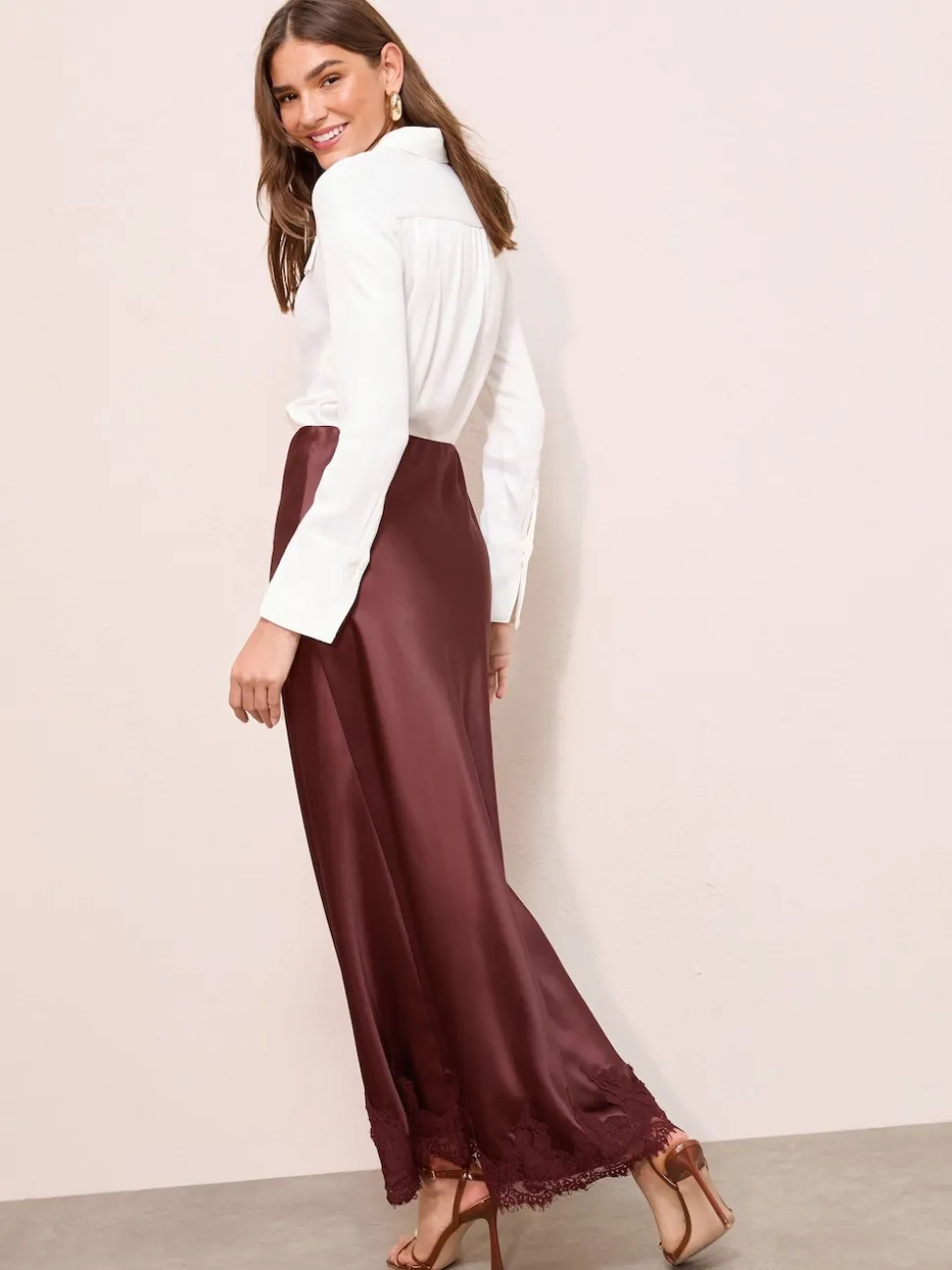 Bruin - Friends Like These X Lucy Mecklenburgh Satijnen Maxi Rok met Kantafwerking