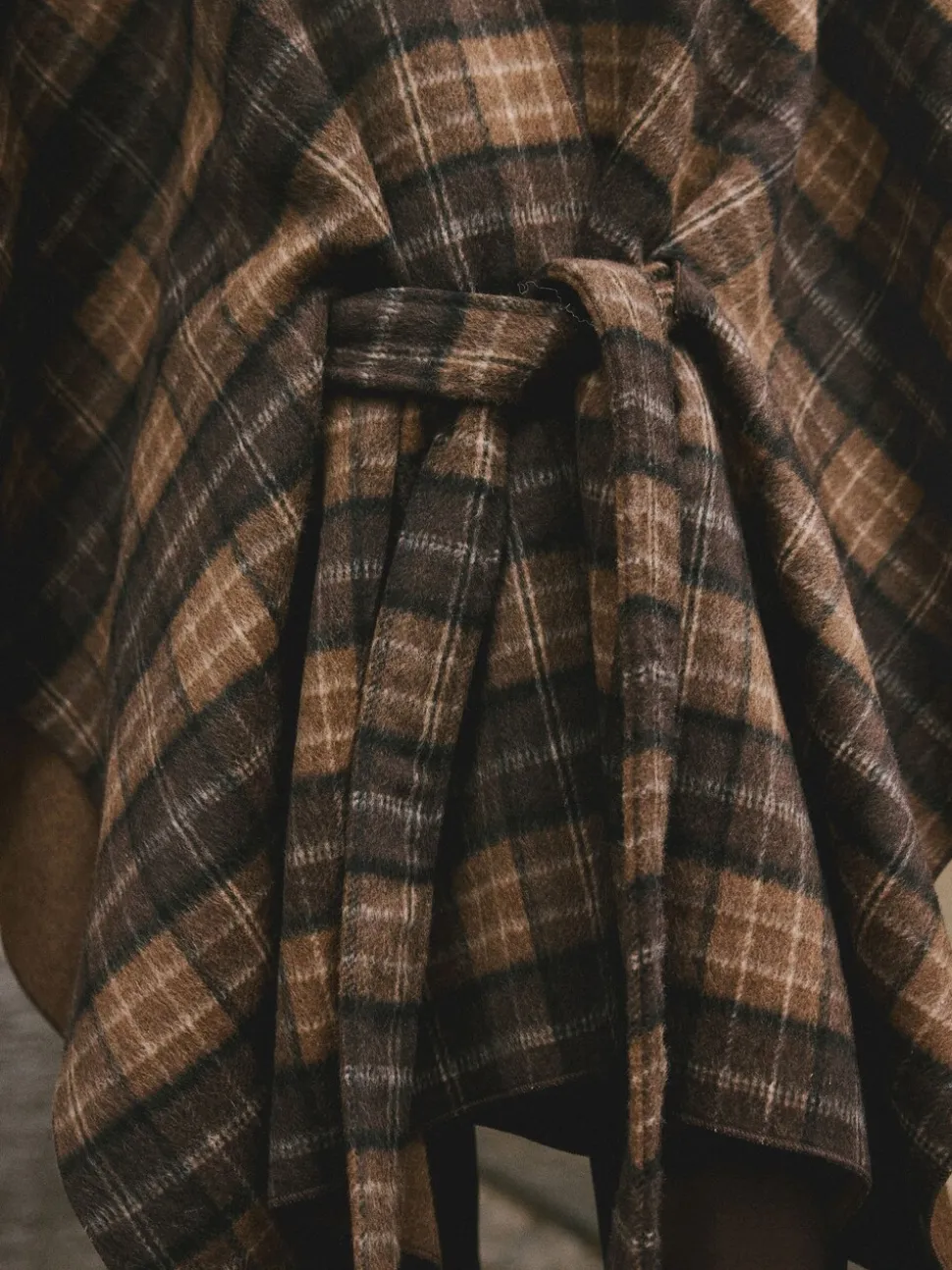 Bruin geruit - Wrap Front Cape Poncho