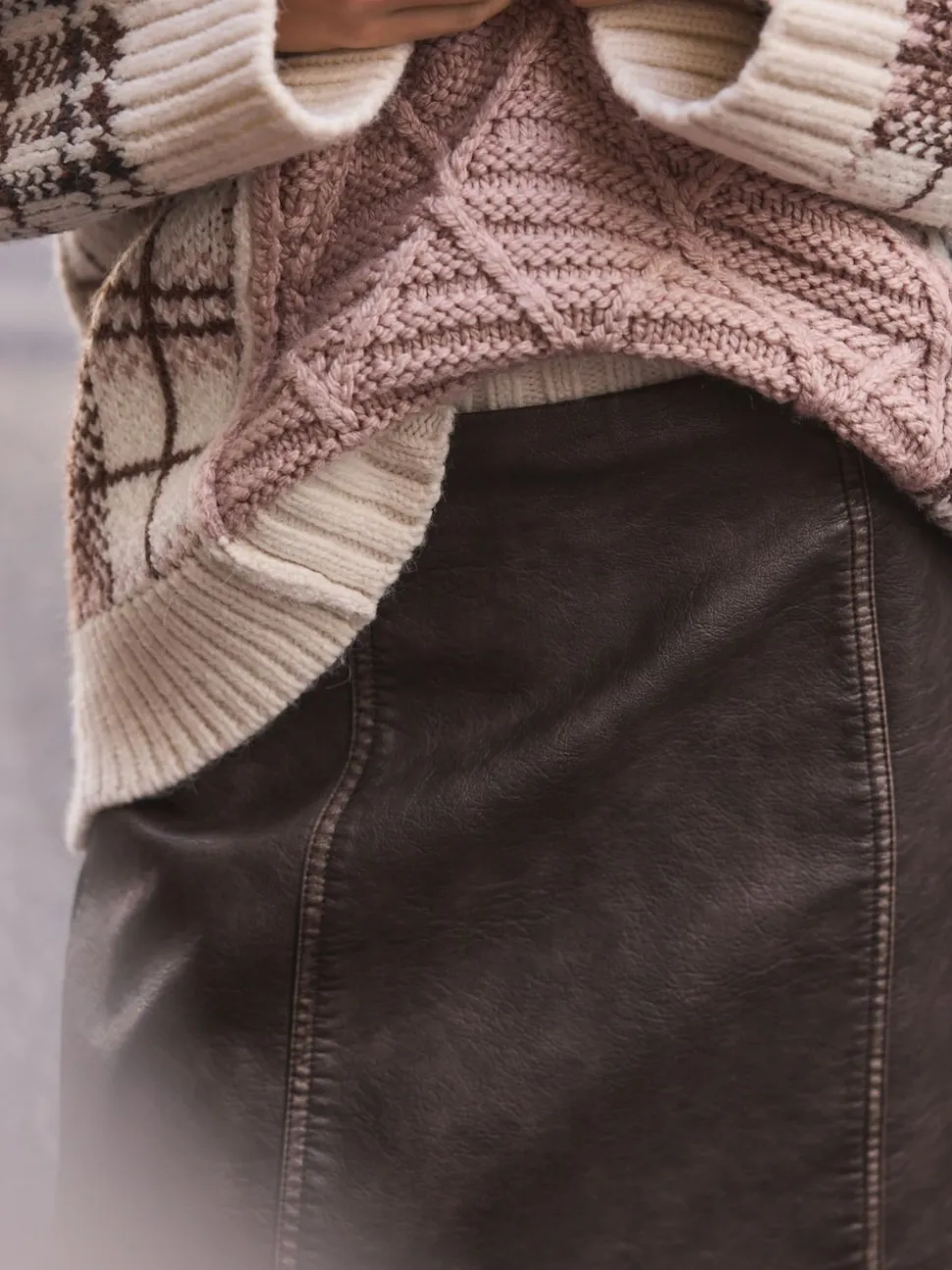 Bruin met distressed-effect - Minirok van imitatieleer