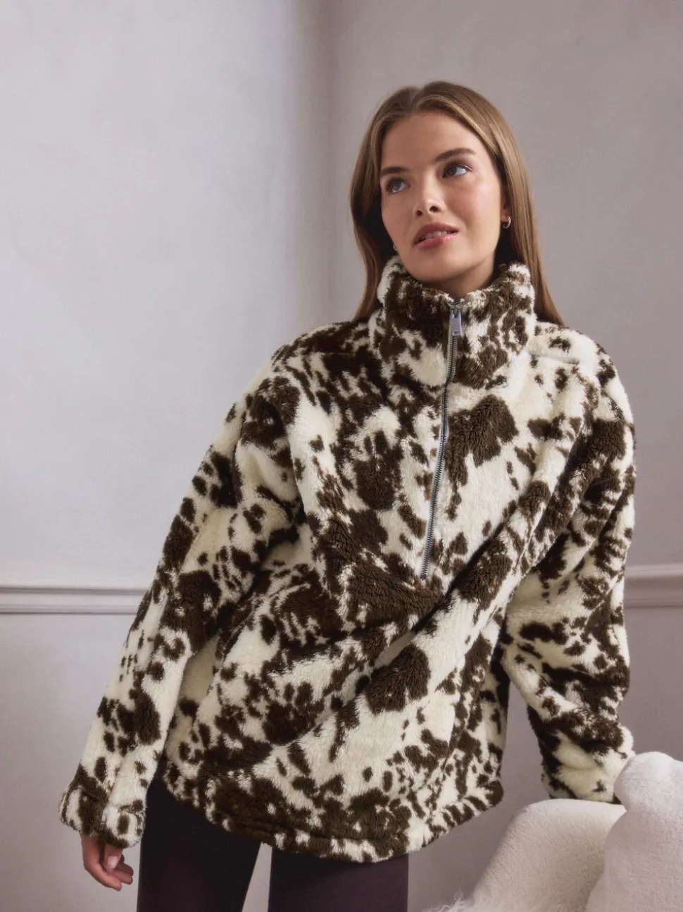 Bruin met koeprint - Borg fleece met korte rits