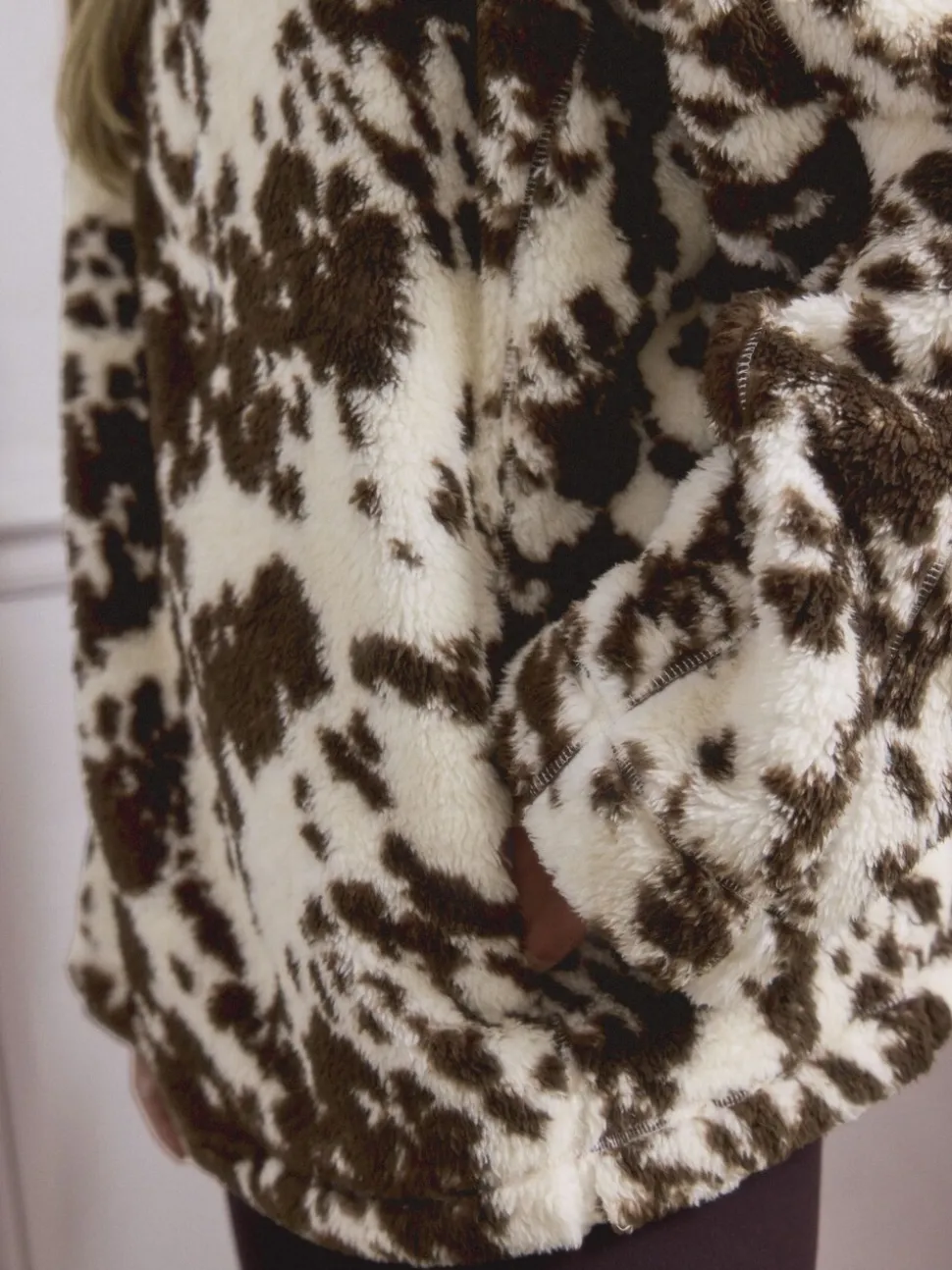Bruin met koeprint - Borg fleece met korte rits