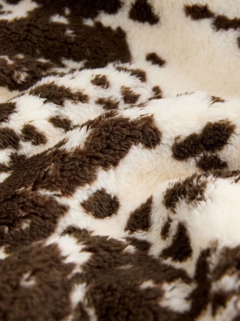Bruin met koeprint - Borg fleece met korte rits