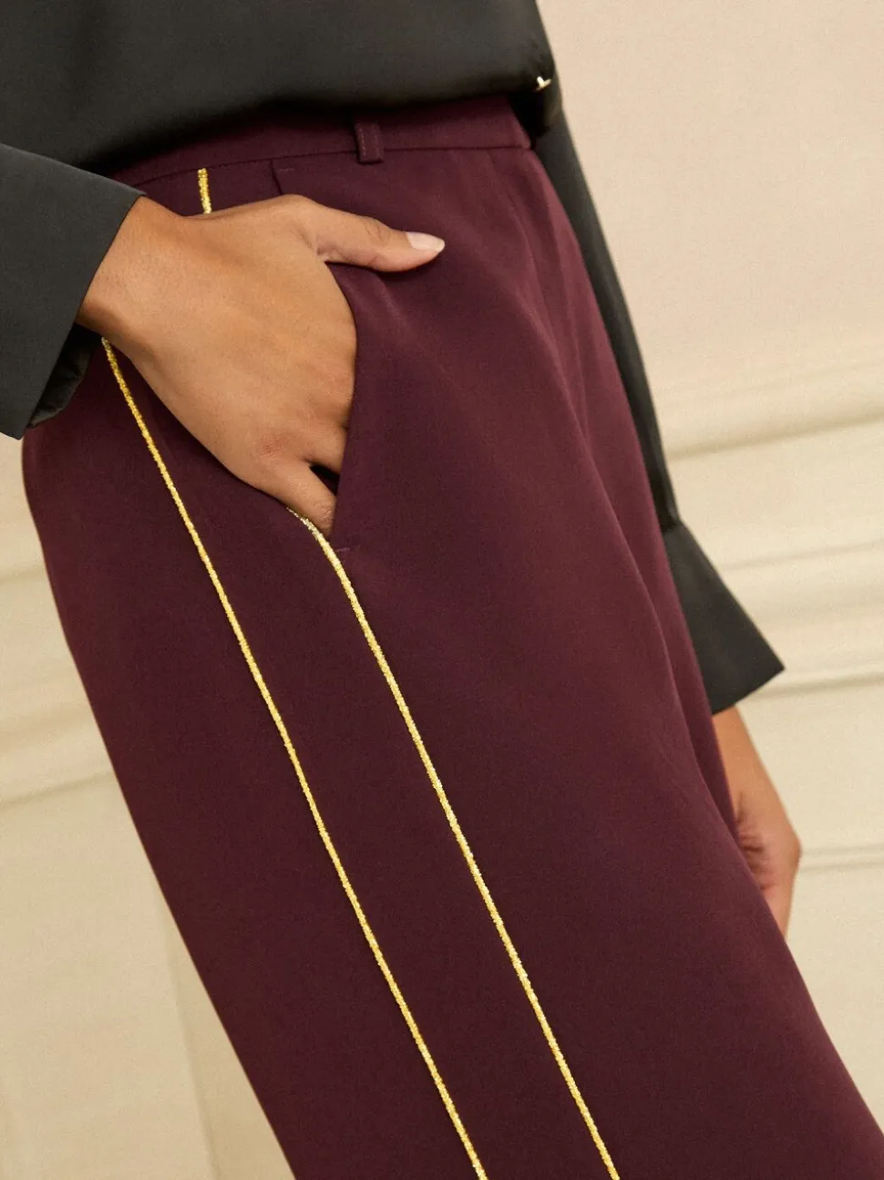 Burgundy Gold - Love & Roses broek met structuur, wijde pijpen en zijstreep