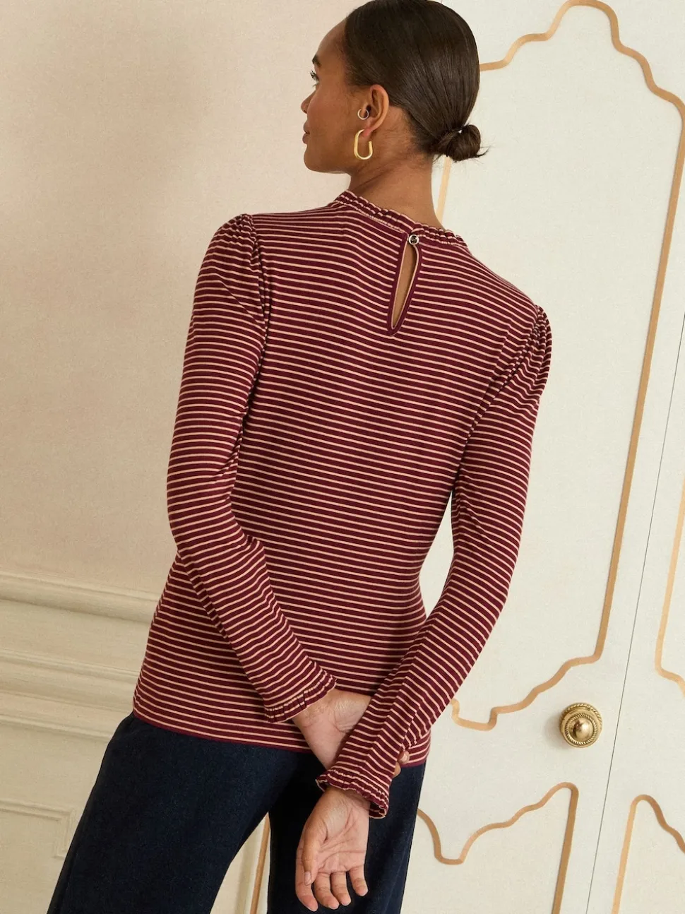Burgundy Red And Beige Stripe - Love & Roses jersey top met ruches aan de hals en lange mouwen