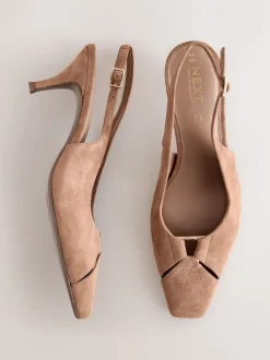 Camelbruin - Leren slingbackhakken met uitsnijdingen en hardwaredetails