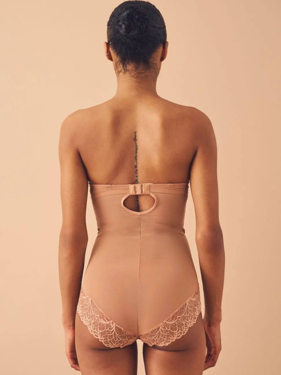 Caramel-nude - Kanten body met cups en sterke buikcorrectie