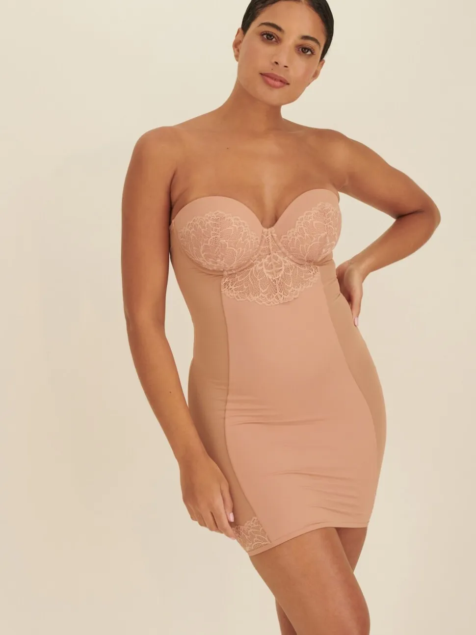 Caramel-nude - Kanten slipdress met cups en sterke buikcorrectie