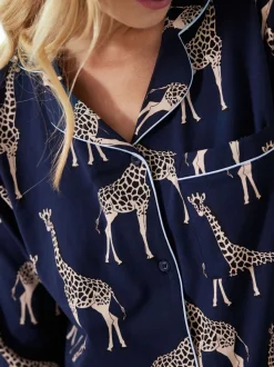 Celestial Blue - Chelsea Peers - Lange pyjamaset met giraffenprint en knopen
