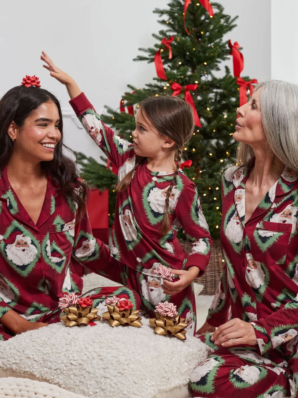 Chelsea Peers Christmas Jolly Santa Print Long Pyjamas Set