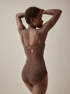 Chocolade nude - DD+ kanten tummy control body met lichte vulling