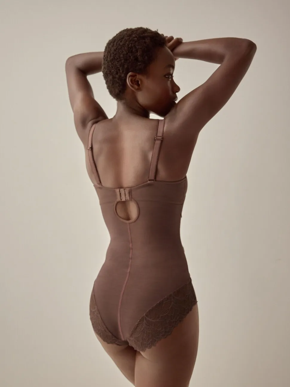 Chocolade nude - DD+ kanten tummy control body met lichte vulling