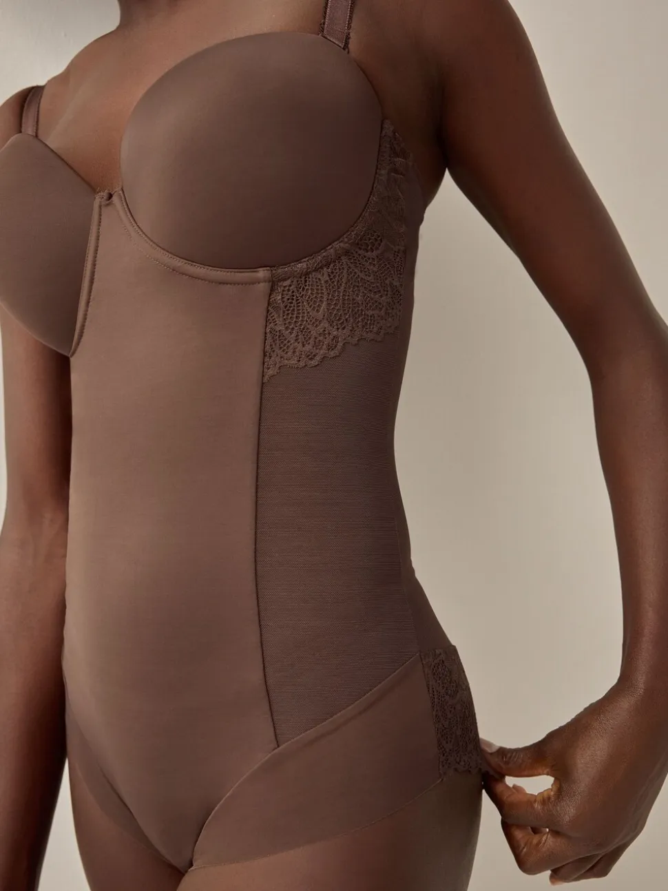 Chocolade nude - DD+ kanten tummy control body met lichte vulling