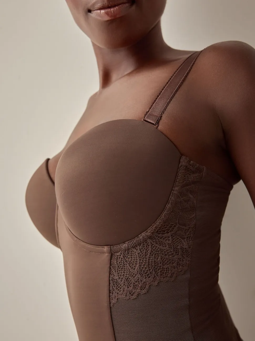 Chocolade nude - DD+ kanten tummy control body met lichte vulling