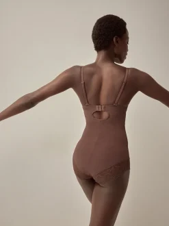 Chocolade nude - Kanten body met cups en sterke buikcorrectie
